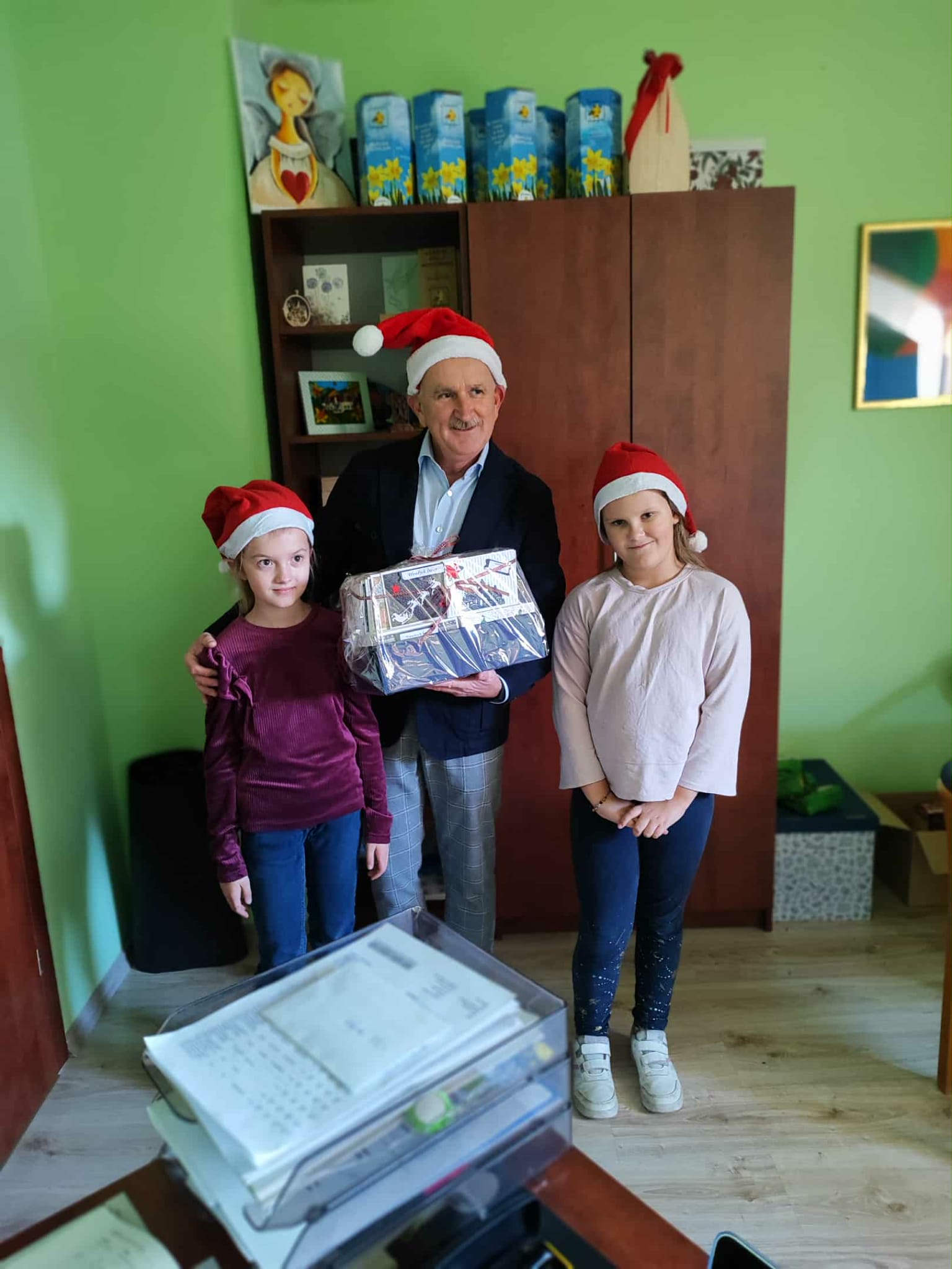 Mieczysław Kaczwiński z dziećmi trzymający kartki 2025-12-02 kartki