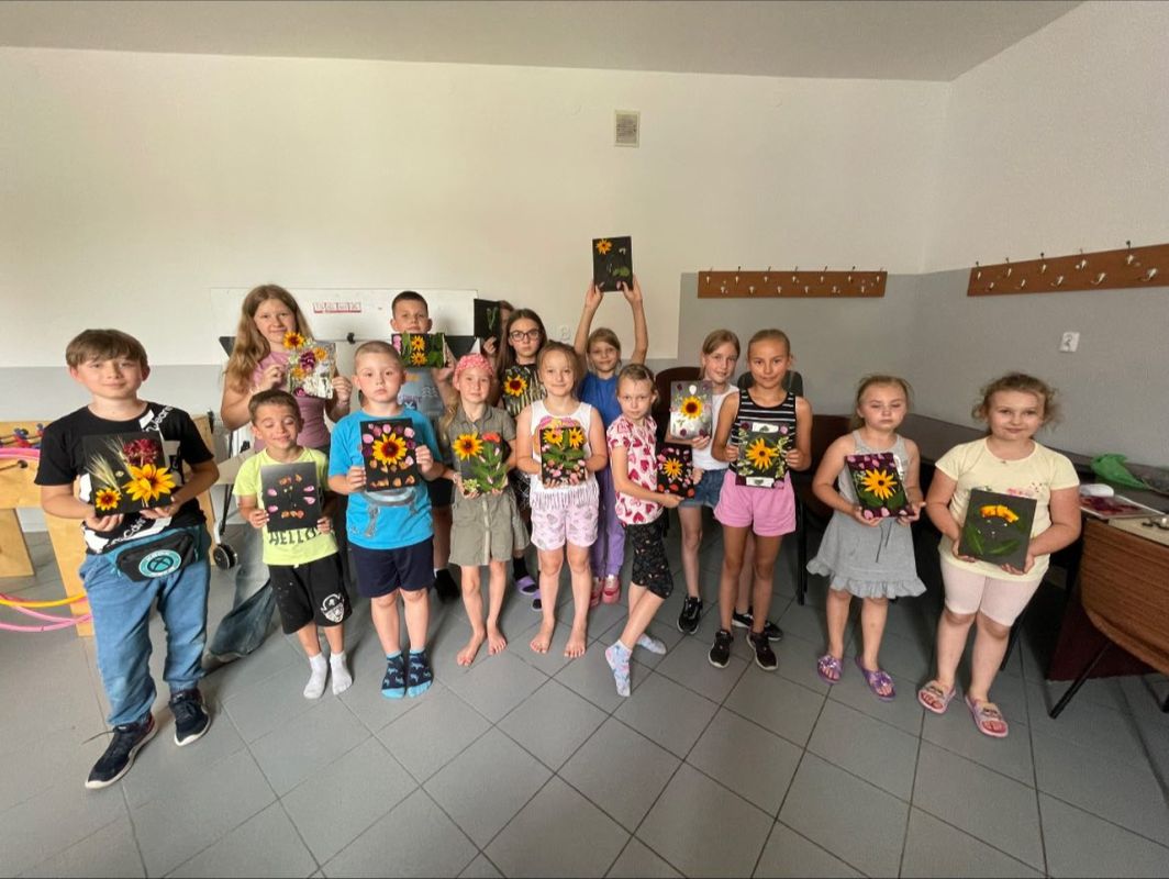 grupka dzieci pozujących do zdjęcia