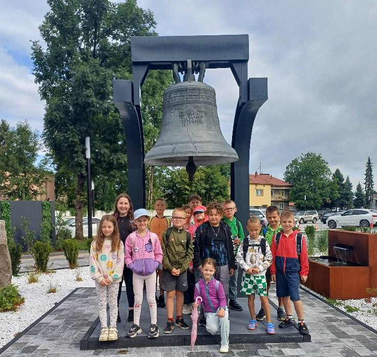 dzieci pod dzwonem