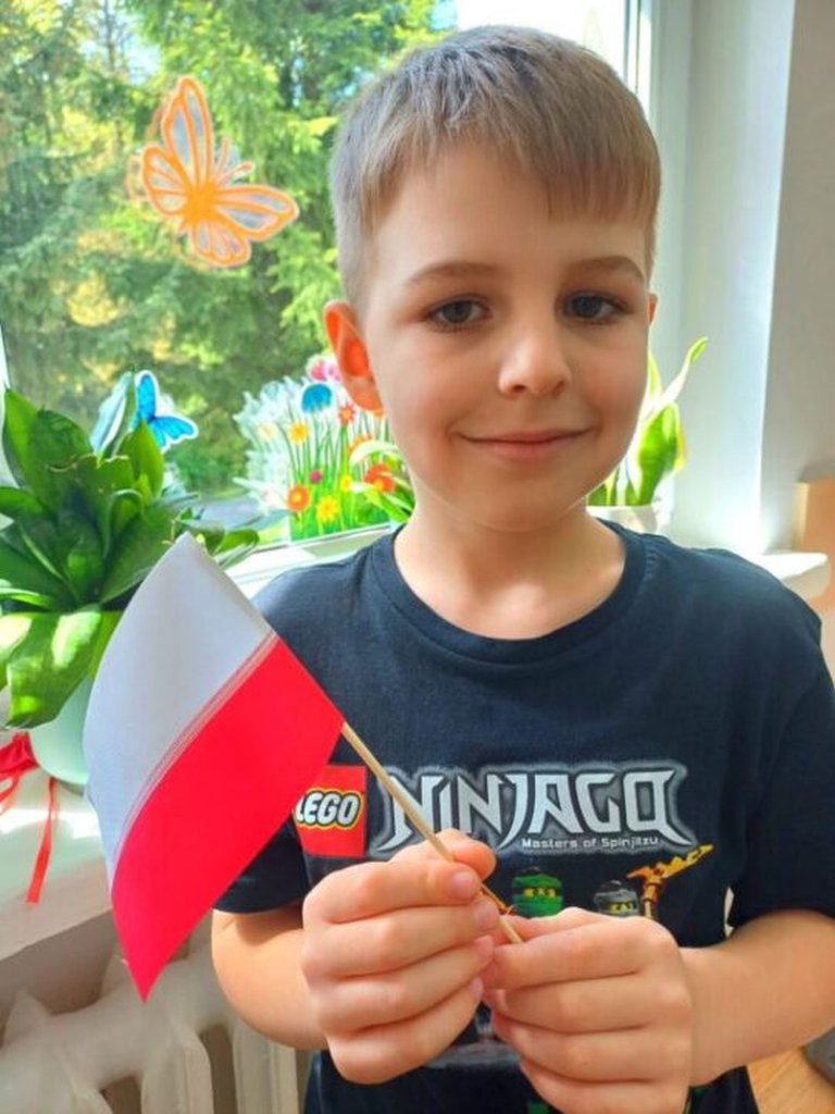 chłopak z chorągiewką