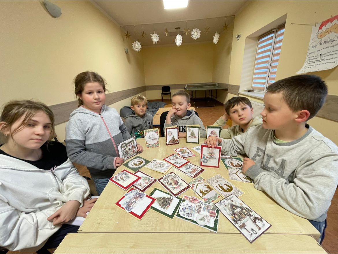 Dzieci prezentujące wykonane kartki świąteczne Dzieci prezentujące wykonane kartki świąteczne