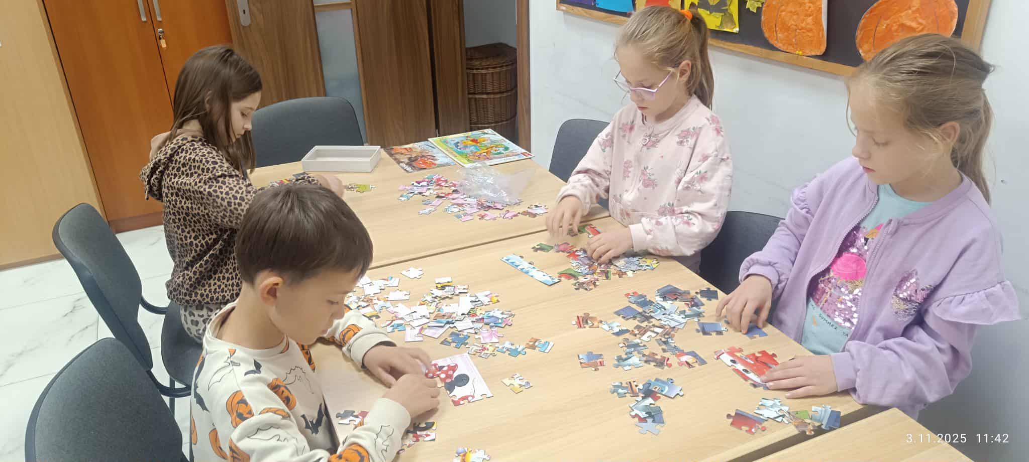 fzieci układają puzzle