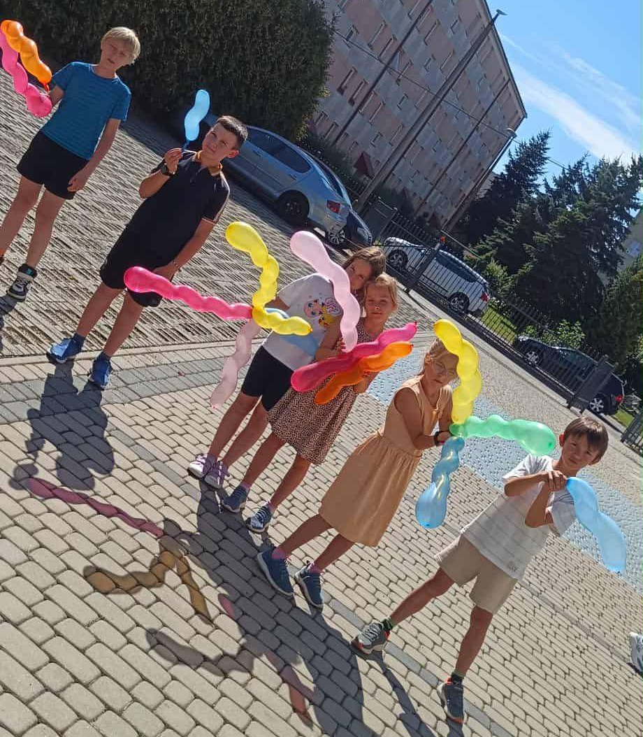 Dzieci trzymające balony