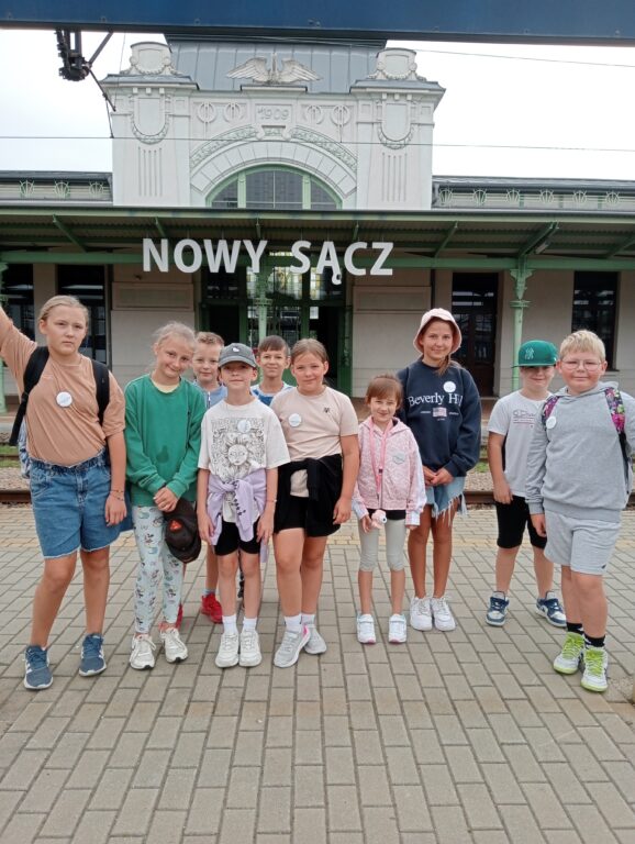 Dzieci przed dworcem PKP w Nowym Sączu