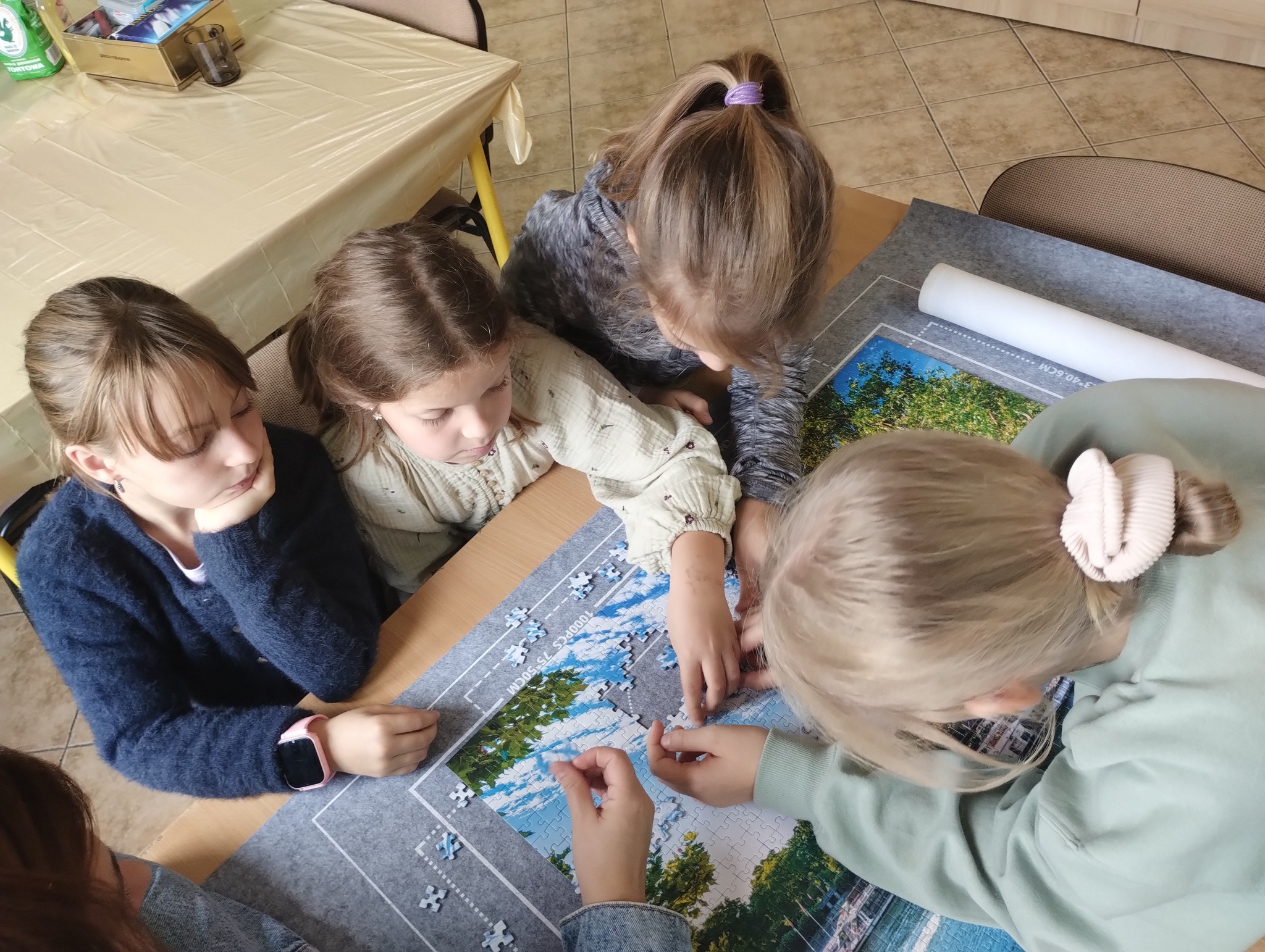 Grupka dzieci za stołem