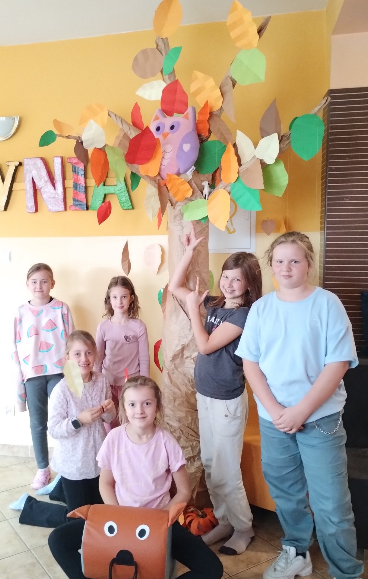 Grupka dzieci na tle drzewa