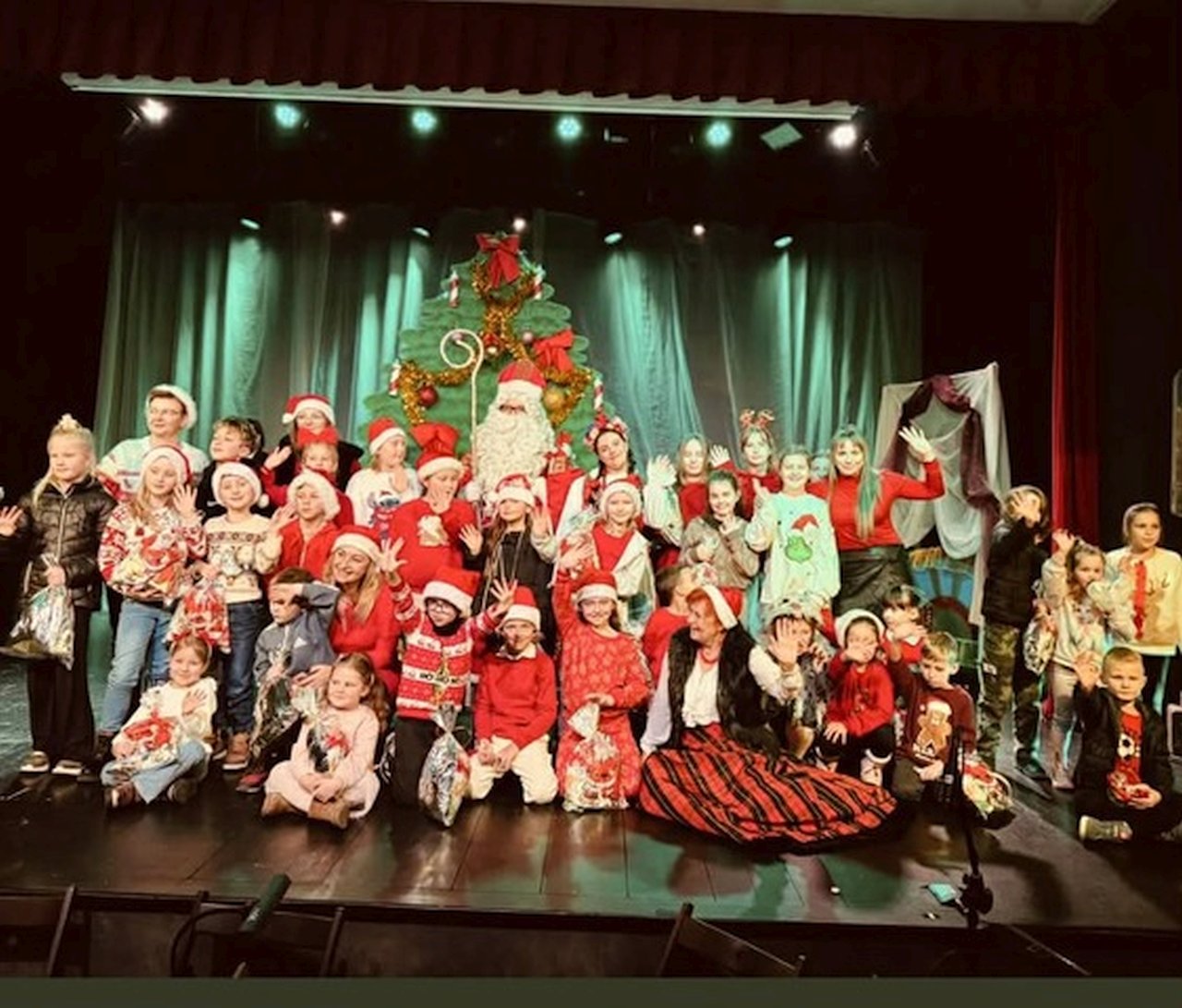 Grupa dzieci z Mikołajem 2025.12.06 Mikołaj