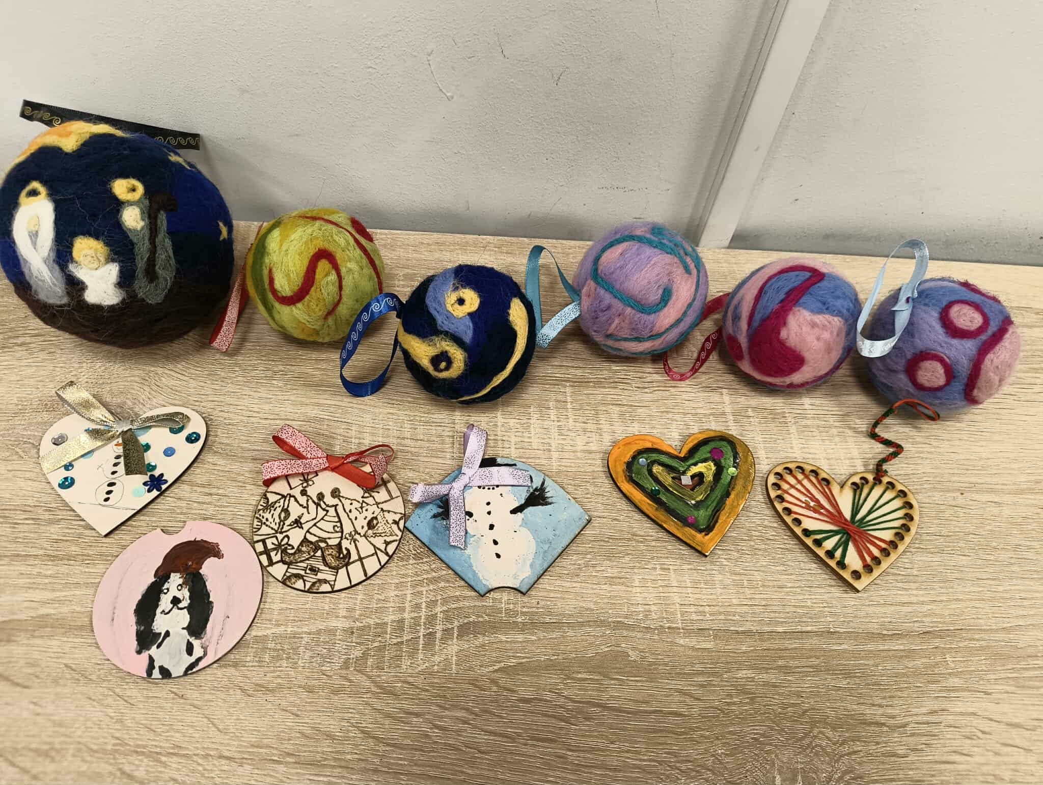 bombki z wełny oraz drewienka wypalane