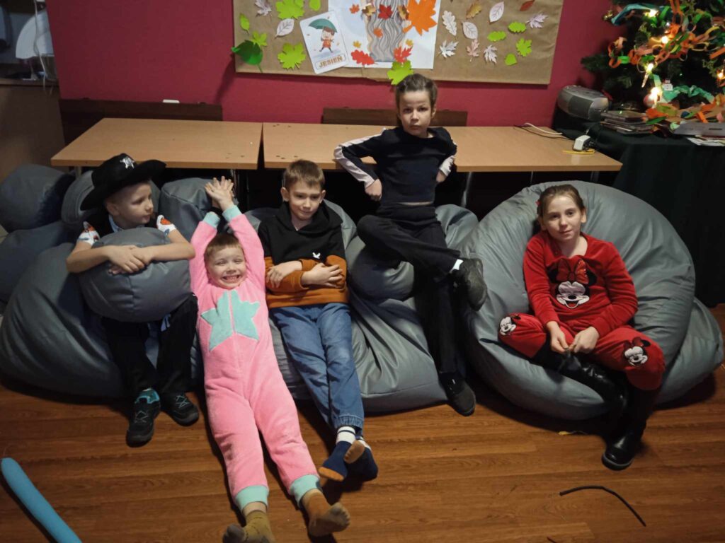 grupka dzieci