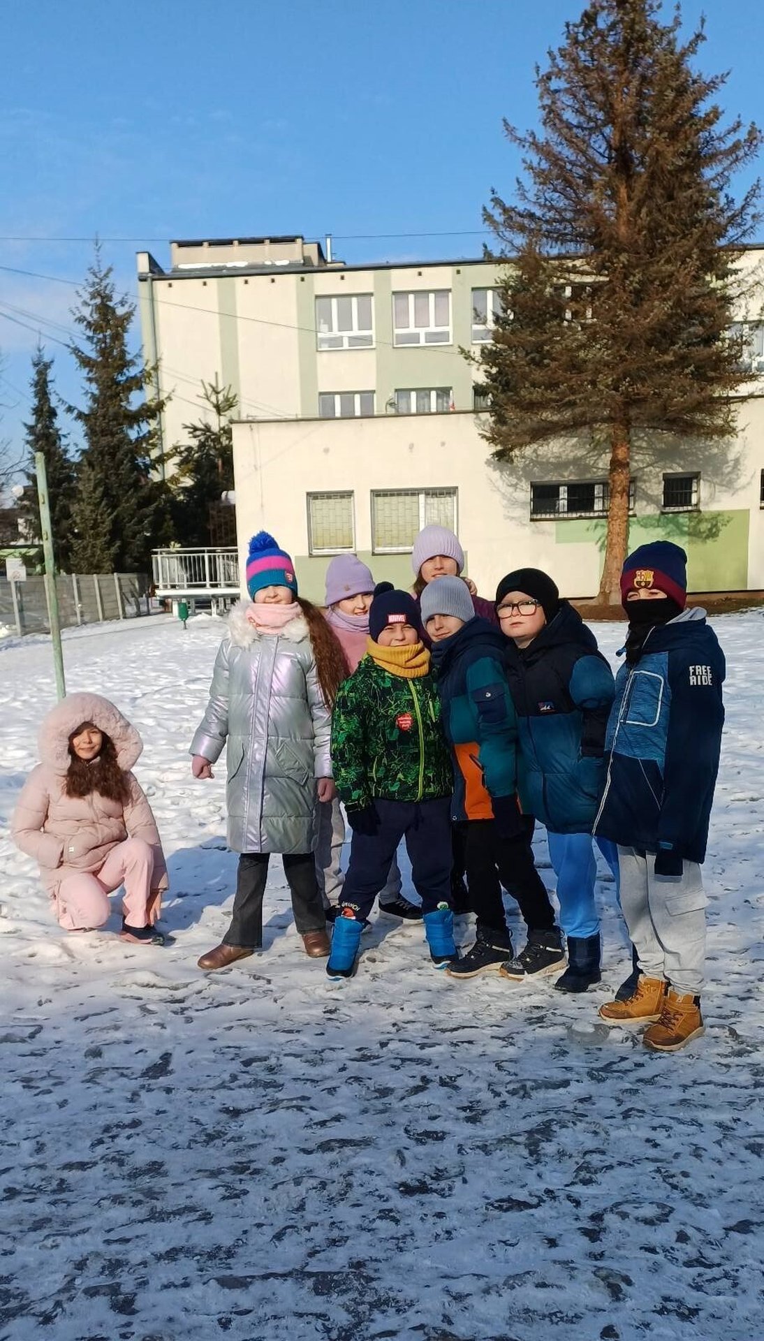 grupa dzieci przed świetlicą grupa dzieci przed świetlicą