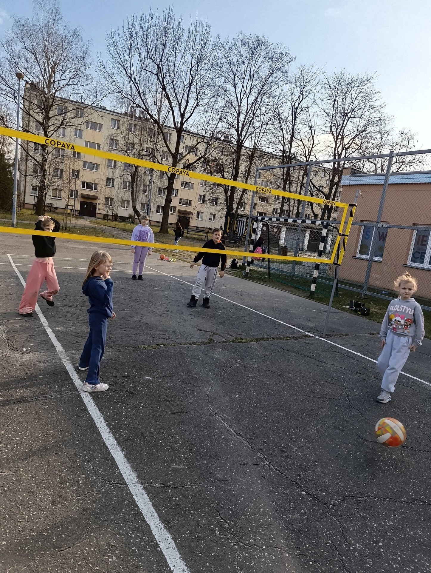 Dzieci grajace w siatkówkę Dzieci grajace w siatkówkę