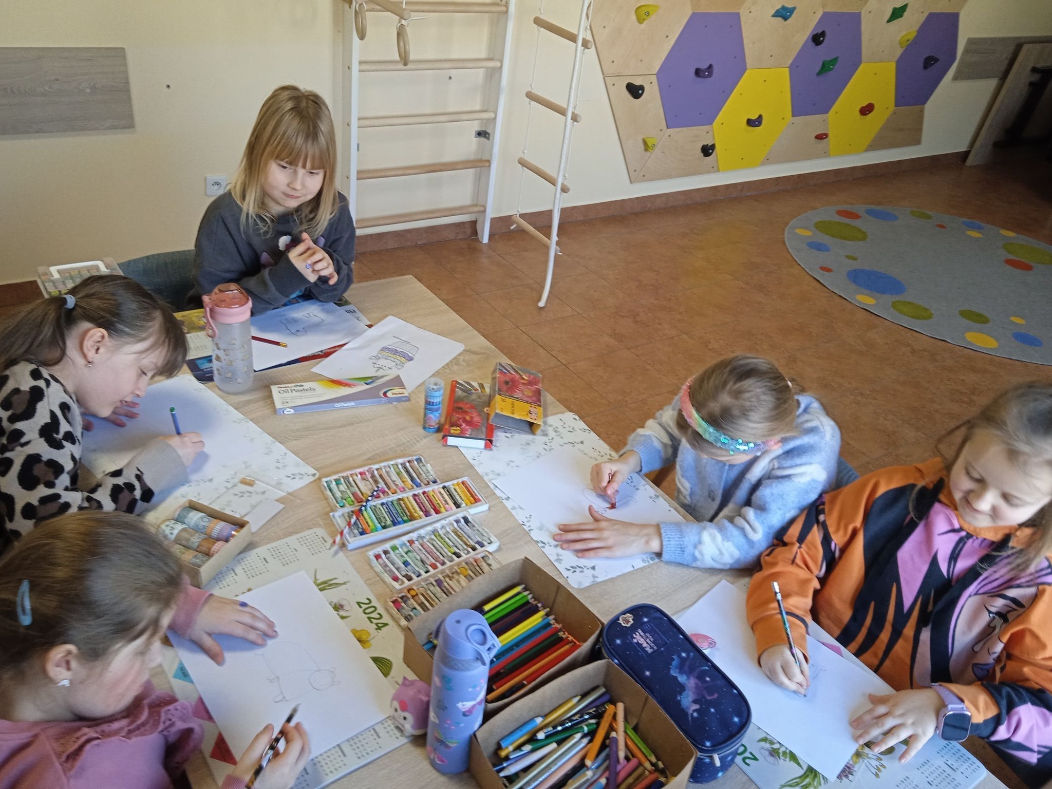 dzieci tworzą pracę plastyczną Dzieci tworzą prace plastyczna