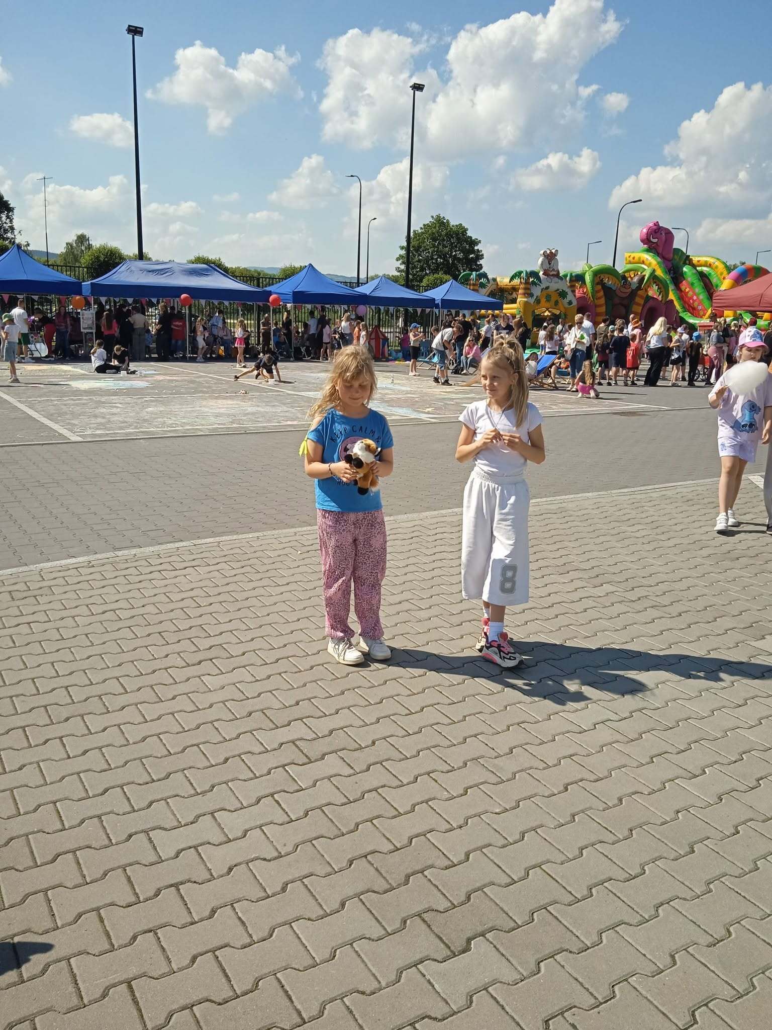 Dzieci bawiące się dzieci