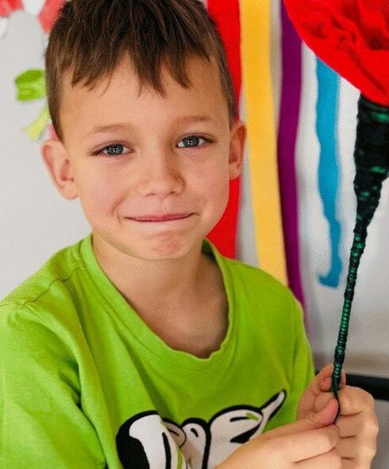 chłopiec z kwiatem Dzień babci 1