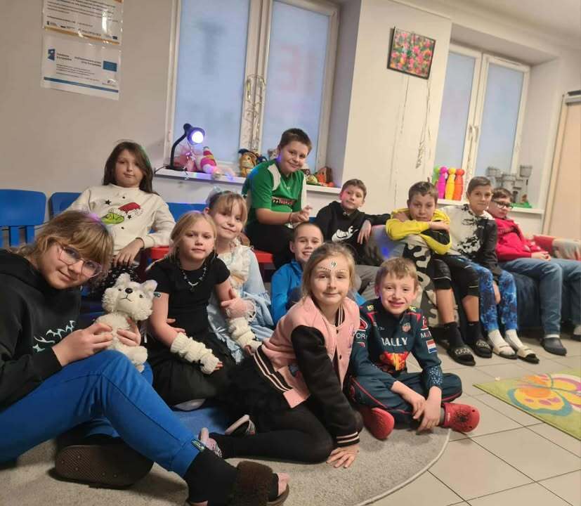 Grupa uśmiechniętych dzieci